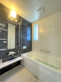 ユニットバスでゆっくり寛げます。