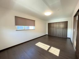 ブラウンを基調とした洋室。