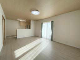 ナチュラルテイストの明るいLDK。水色のカーテンが爽やかな色味をプラスしています。