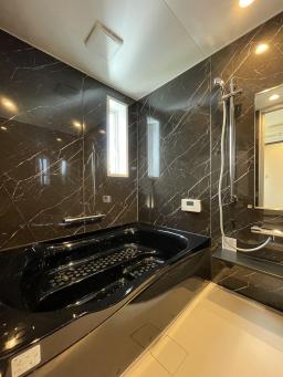 お施主様こだわりのバスルーム。ラグジュアリーな空間で一日の疲れを癒すひとときを。