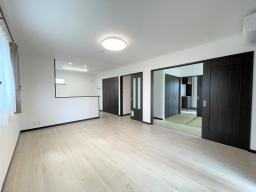 リビングダイニングはホワイトオークの床で広々とした空間に。