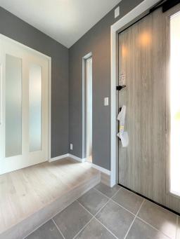 コンパクトで明るい玄関スペース