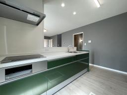 キッチンパネルはグリーンをチョイス！とても素敵です。