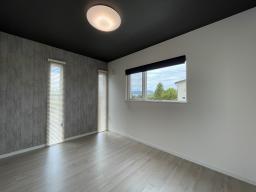 天井とロールスクリーンの色を合わせて統一感を。