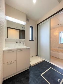 洗面室はフロアタイルで表情に変化を。