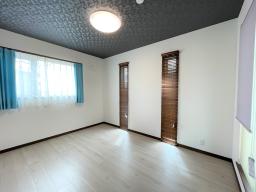 右側はバルコニーに通じています。