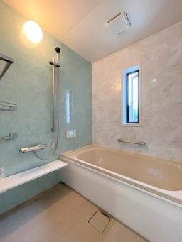 爽やかなカラーのバスルームで、一日の疲れを癒せそうです。