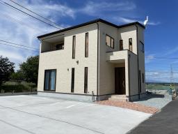 ベージュの外観にインターロッキングのアプローチが鮮やかです。