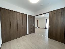 リビングから続く洋室は、収納スペースも確保。