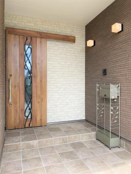 アイアンのアクセントで印象的な玄関に