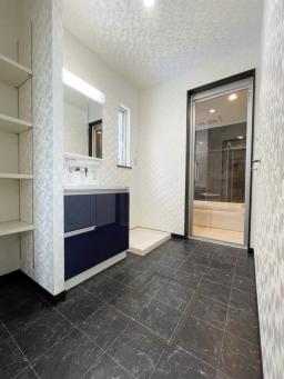 お風呂の扉はガラス張り。