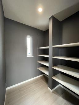 収納にもグレーのクロスでセンス良く