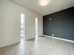 他のお部屋と色味は同じく、表情のあるクロスです