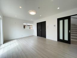 ブラックのドアが映えます